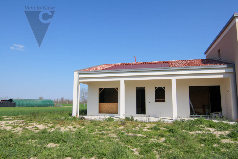 A Brugine, proponiamo in vendita porzione di bifamiliare posta al piano terra. La soluzione è com...