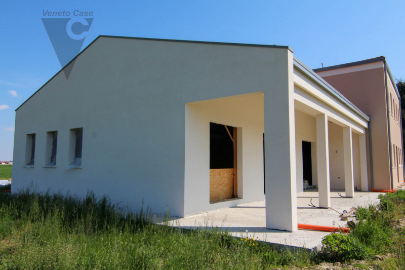 A Brugine, proponiamo in vendita porzione di bifamiliare posta al piano terra. La soluzione è com...