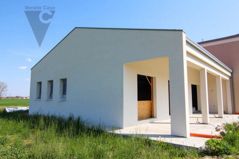 A Brugine, proponiamo in vendita porzione di bifamiliare posta al piano terra. La soluzione è com...