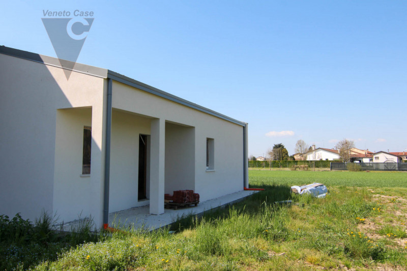 A Brugine, proponiamo in vendita porzione di bifamiliare posta al piano terra. La soluzione è com...