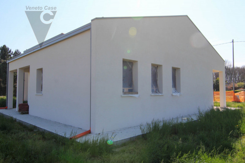 A Brugine, proponiamo in vendita porzione di bifamiliare posta al piano terra. La soluzione è com...