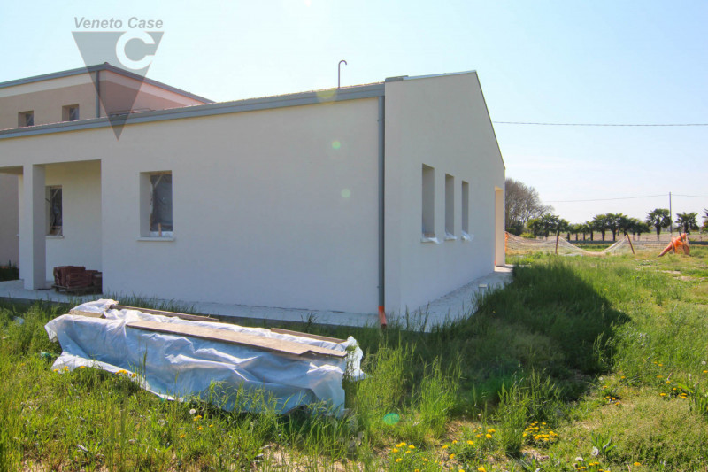 A Brugine, proponiamo in vendita porzione di bifamiliare posta al piano terra. La soluzione è com...