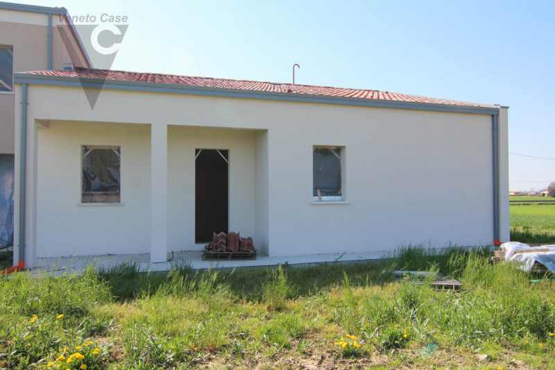 A Brugine, proponiamo in vendita porzione di bifamiliare posta al piano terra. La soluzione è com...