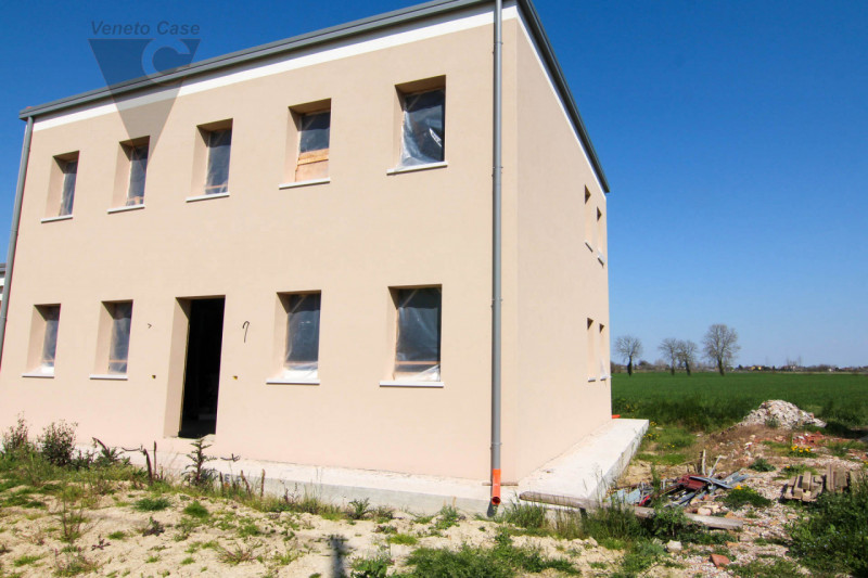 A Brugine, proponiamo in vendita porzione di bifamiliare su 2 livelli. Al piano terra sono presen...