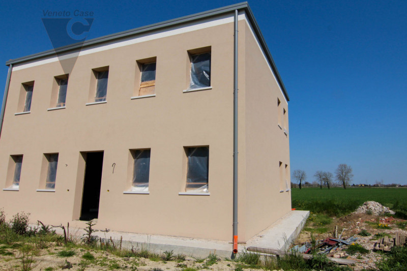 A Brugine, proponiamo in vendita porzione di bifamiliare su 2 livelli. Al piano terra sono presen...