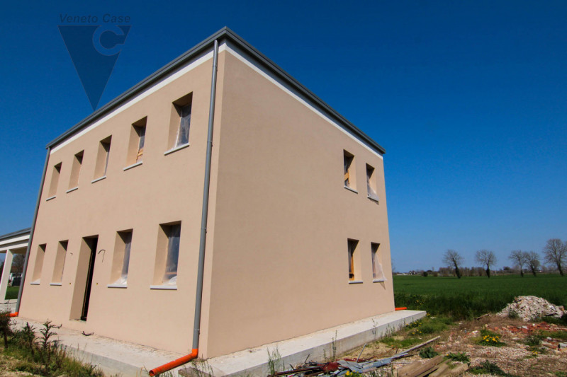 A Brugine, proponiamo in vendita porzione di bifamiliare su 2 livelli. Al piano terra sono presen...