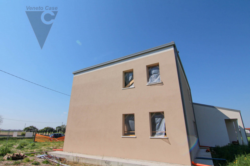 A Brugine, proponiamo in vendita porzione di bifamiliare su 2 livelli. Al piano terra sono presen...