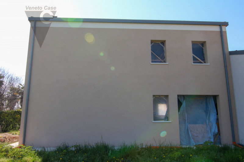 A Brugine, proponiamo in vendita porzione di bifamiliare su 2 livelli. Al piano terra sono presen...