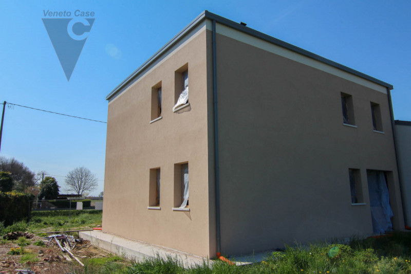 A Brugine, proponiamo in vendita porzione di bifamiliare su 2 livelli. Al piano terra sono presen...