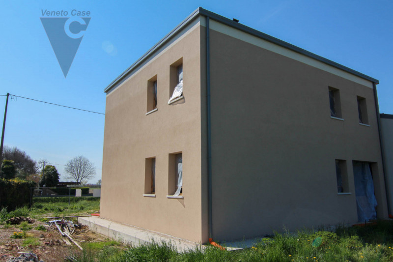 A Brugine, proponiamo in vendita porzione di bifamiliare su 2 livelli. Al piano terra sono presen...