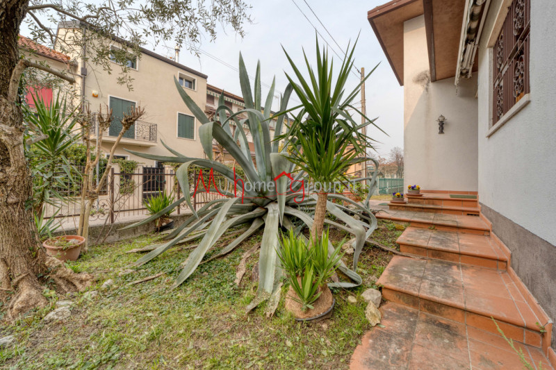 PADOVA ZONA SANT'OSVALDO - Esclusiva opportunità di acquistare una villa singola di ampia metratu...