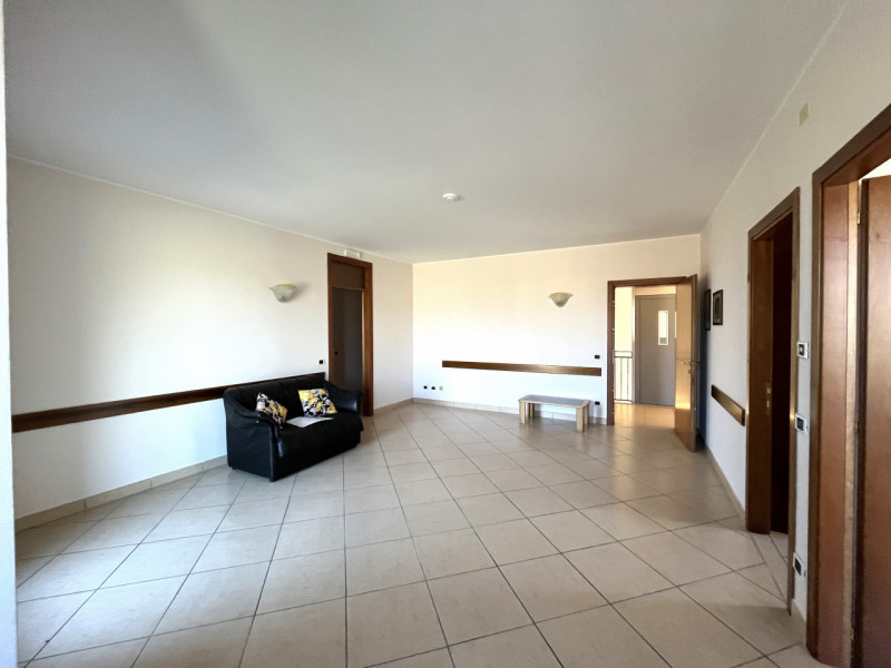 VILLAGA: Scopri questa eccellente opportunità di locale ad uso sanitario/commerciale/ufficio situ...