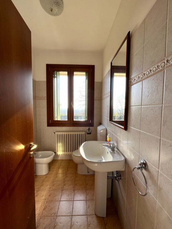 VILLAGA: Scopri questa eccellente opportunità di locale ad uso sanitario/commerciale/ufficio situ...