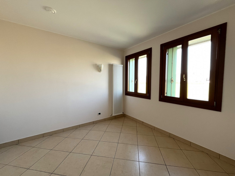 VILLAGA: Scopri questa eccellente opportunità di locale ad uso sanitario/commerciale/ufficio situ...