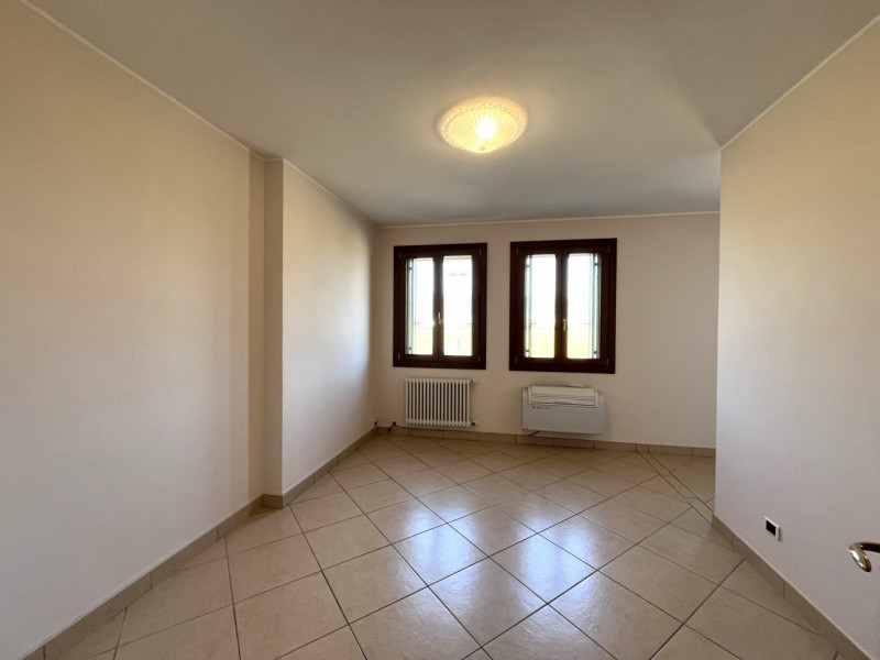 VILLAGA: Scopri questa eccellente opportunità di locale ad uso sanitario/commerciale/ufficio situ...