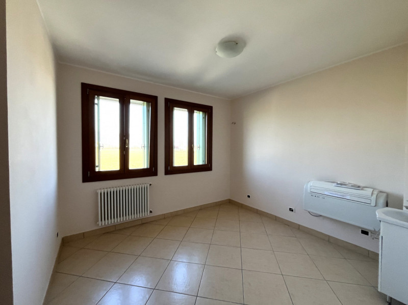 VILLAGA: Scopri questa eccellente opportunità di locale ad uso sanitario/commerciale/ufficio situ...