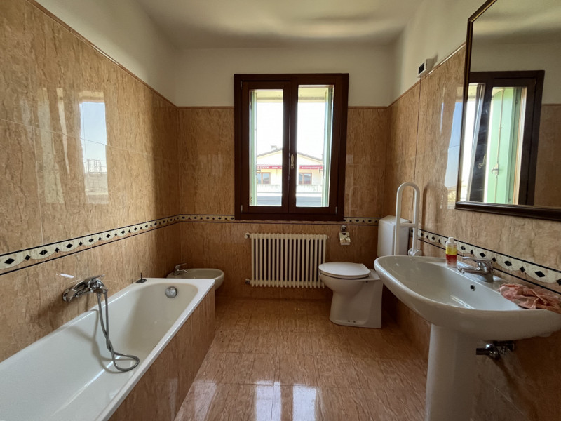 VILLAGA: Scopri questa eccellente opportunità di locale ad uso sanitario/commerciale/ufficio situ...