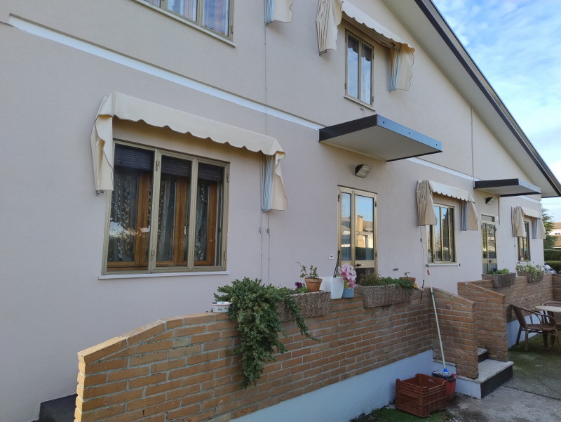 Nel cuore della tranquilla zona residenziale di San Bortolo, nel comune di Monselice, proponiamo ...