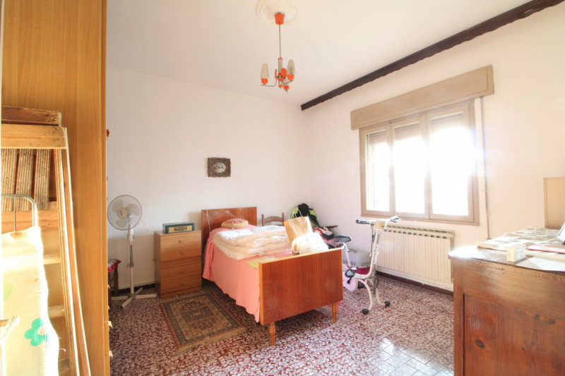 Nel tranquillo contesto di San Bortolo, nel comune di Monselice, è disponibile una bifamiliare. L...