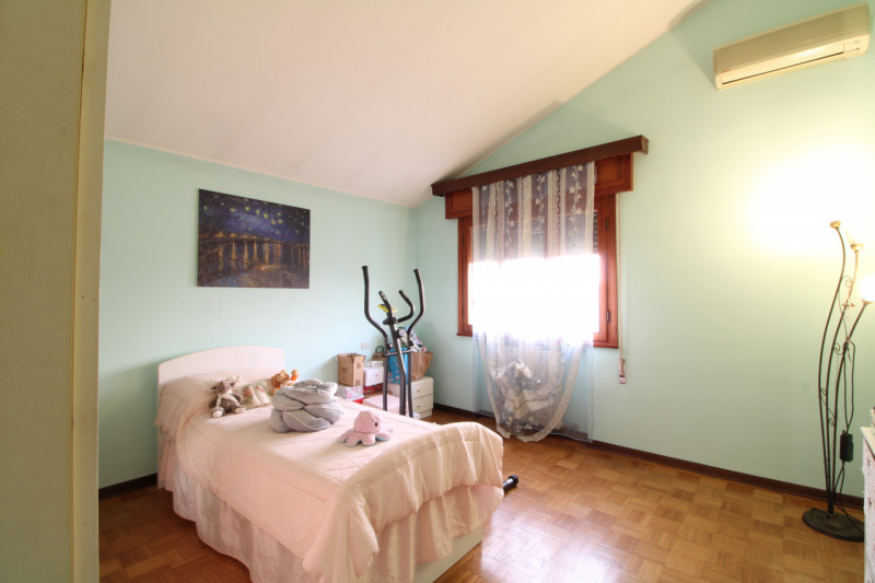 Nel tranquillo contesto di San Bortolo, nel comune di Monselice, è disponibile una bifamiliare. L...