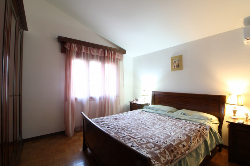 Nel tranquillo contesto di San Bortolo, nel comune di Monselice, è disponibile una bifamiliare. L...