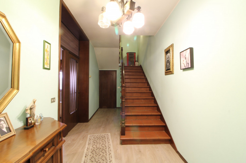 Nel tranquillo contesto di San Bortolo, nel comune di Monselice, è disponibile una bifamiliare. L...