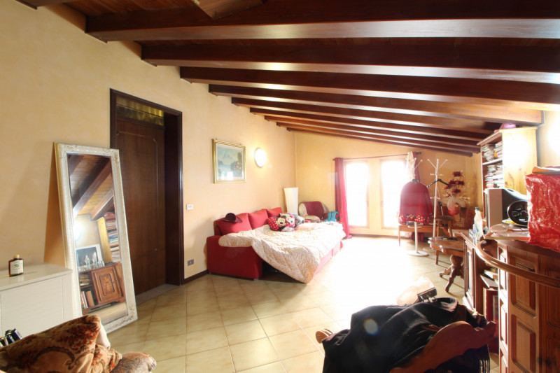 Nel tranquillo contesto di San Bortolo, nel comune di Monselice, è disponibile una bifamiliare. L...