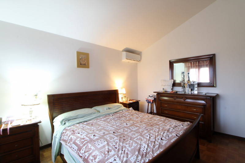 Nel tranquillo contesto di San Bortolo, nel comune di Monselice, è disponibile una bifamiliare. L...