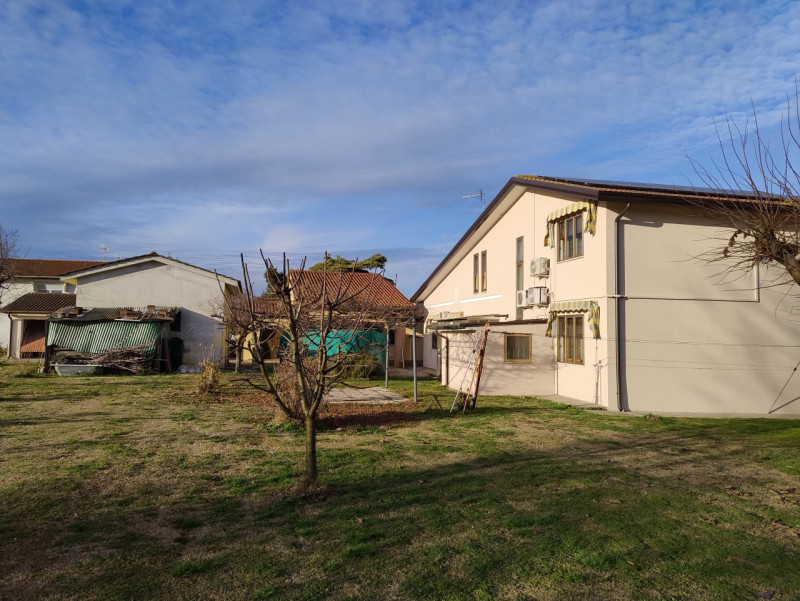 Nel tranquillo contesto di San Bortolo, nel comune di Monselice, è disponibile una bifamiliare. L...