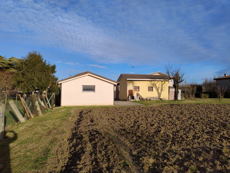 Nel tranquillo contesto di San Bortolo, nel comune di Monselice, è disponibile una bifamiliare. L...