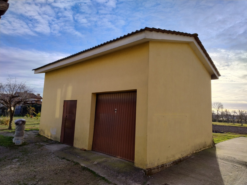 Nel tranquillo contesto di San Bortolo, nel comune di Monselice, è disponibile una bifamiliare. L...