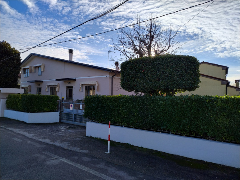 Nel tranquillo contesto di San Bortolo, nel comune di Monselice, è disponibile una bifamiliare. L...