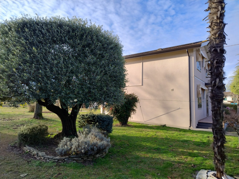 Nel tranquillo contesto di San Bortolo, nel comune di Monselice, è disponibile una bifamiliare. L...