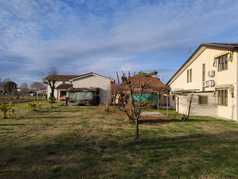 Nel tranquillo contesto di San Bortolo, nel comune di Monselice, è disponibile una bifamiliare. L...