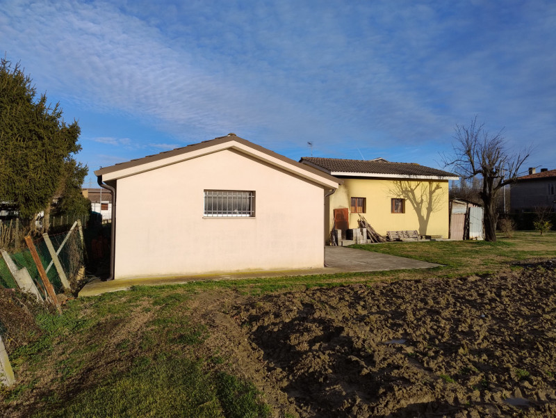 Nel cuore della tranquilla zona residenziale di San Bortolo, nel comune di Monselice, proponiamo ...