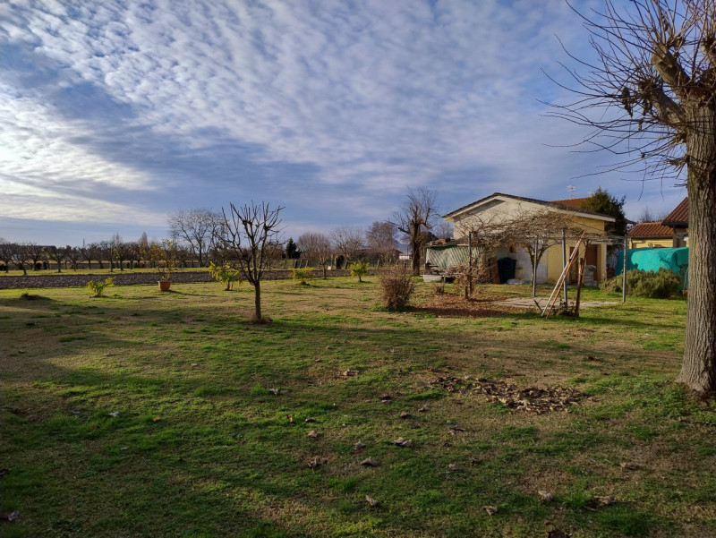 Nel tranquillo contesto di San Bortolo, nel comune di Monselice, è disponibile una bifamiliare. L...