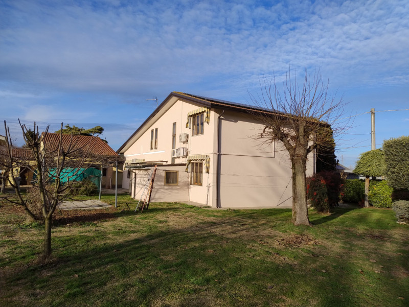 Nel cuore della tranquilla zona residenziale di San Bortolo, nel comune di Monselice, proponiamo ...