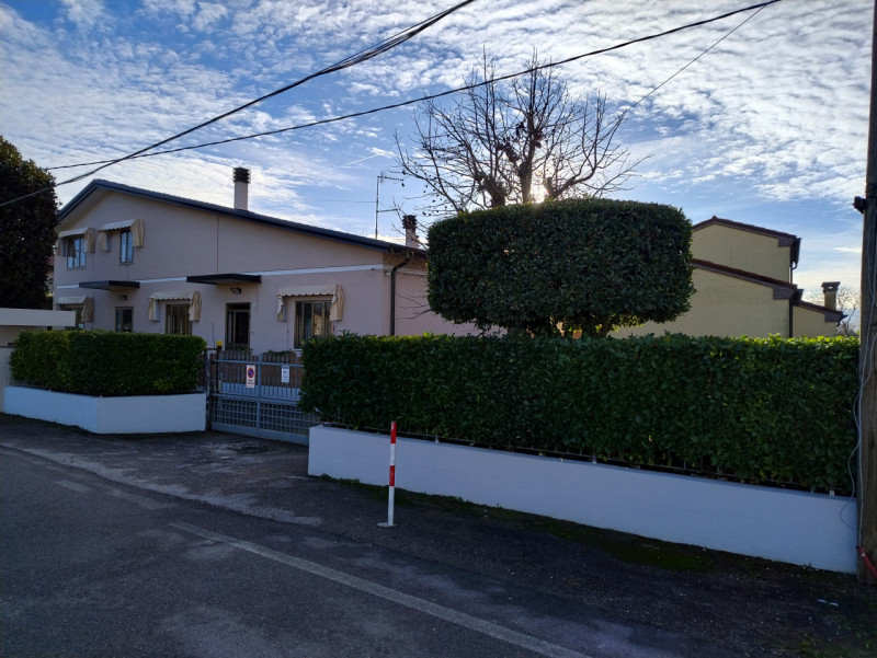 Nel cuore della tranquilla zona residenziale di San Bortolo, nel comune di Monselice, proponiamo ...