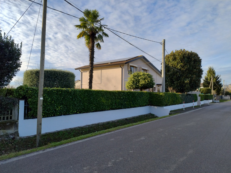 Nel tranquillo contesto di San Bortolo, nel comune di Monselice, è disponibile una bifamiliare. L...