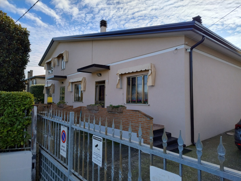 Nel cuore della tranquilla zona residenziale di San Bortolo, nel comune di Monselice, proponiamo ...