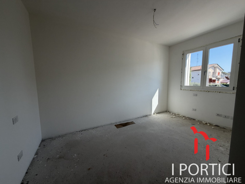 Preganziol -

Si propone in vendita in zona centrale e residenziale comoda a tutti i servizi appa...