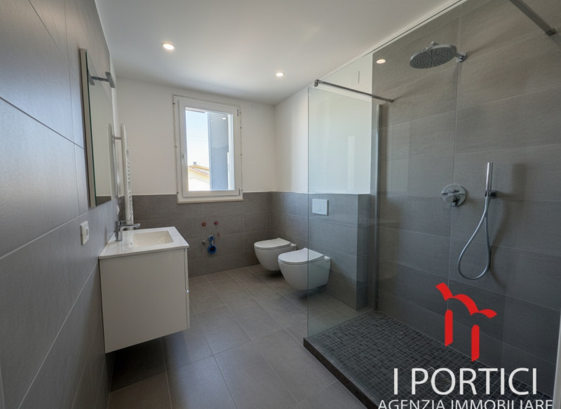 Preganziol -

Si propone in vendita in zona centrale e residenziale comoda a tutti i servizi appa...