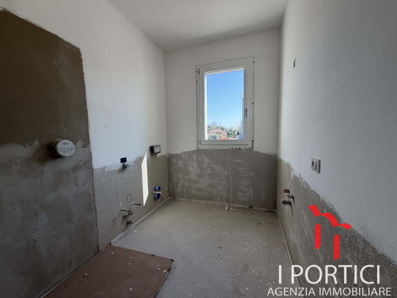 Preganziol -

Si propone in vendita in zona centrale e residenziale comoda a tutti i servizi appa...