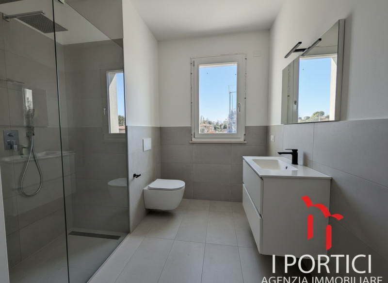 Preganziol -

Si propone in vendita in zona centrale e residenziale comoda a tutti i servizi appa...