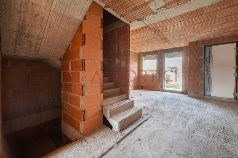 PIOVE DI SACCO - Porzione di VILLETTA di mezzo terminata esternamente e grezza all'interno con po...