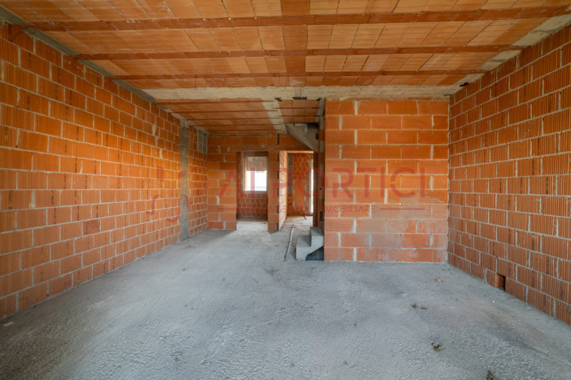 PIOVE DI SACCO - Porzione di VILLETTA di mezzo terminata esternamente e grezza all'interno con po...