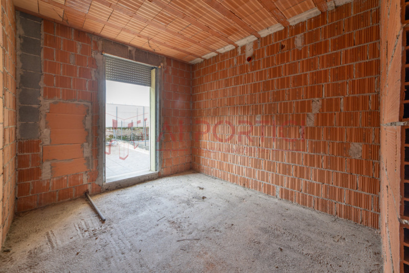 PIOVE DI SACCO - Porzione di VILLETTA di mezzo terminata esternamente e grezza all'interno con po...