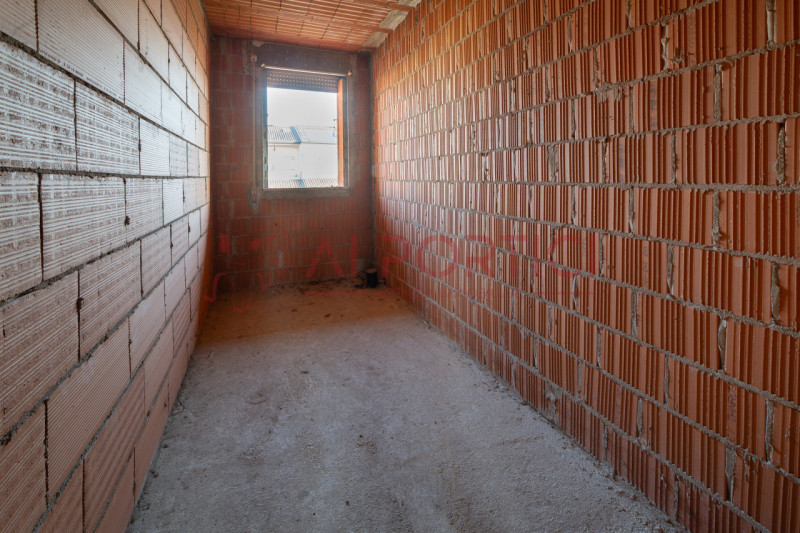 PIOVE DI SACCO - Porzione di VILLETTA di mezzo terminata esternamente e grezza all'interno con po...