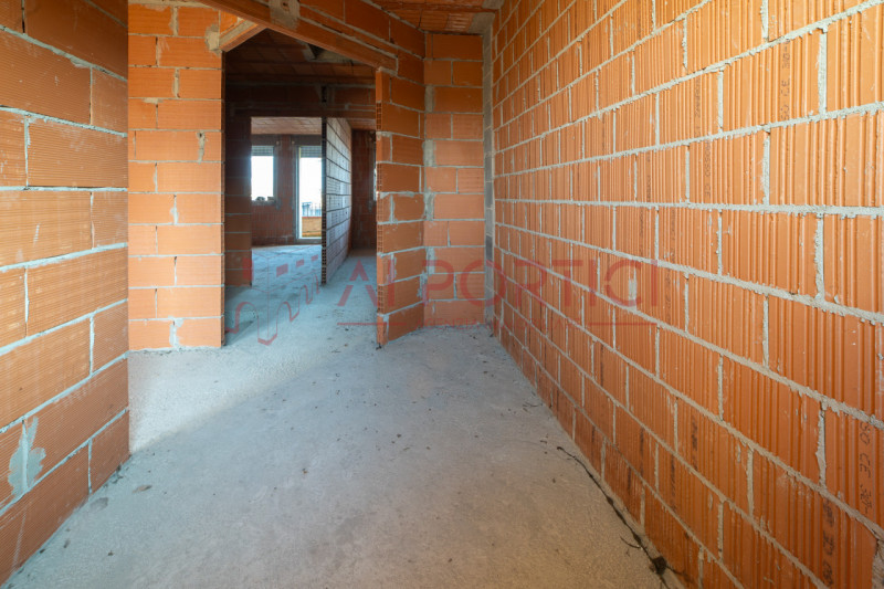 PIOVE DI SACCO - Porzione di VILLETTA di mezzo terminata esternamente e grezza all'interno con po...