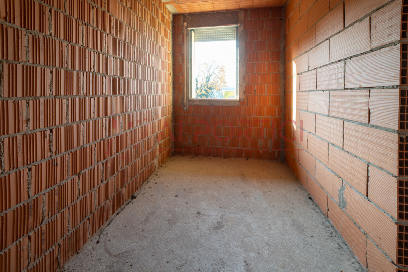 PIOVE DI SACCO - Porzione di VILLETTA di mezzo terminata esternamente e grezza all'interno con po...